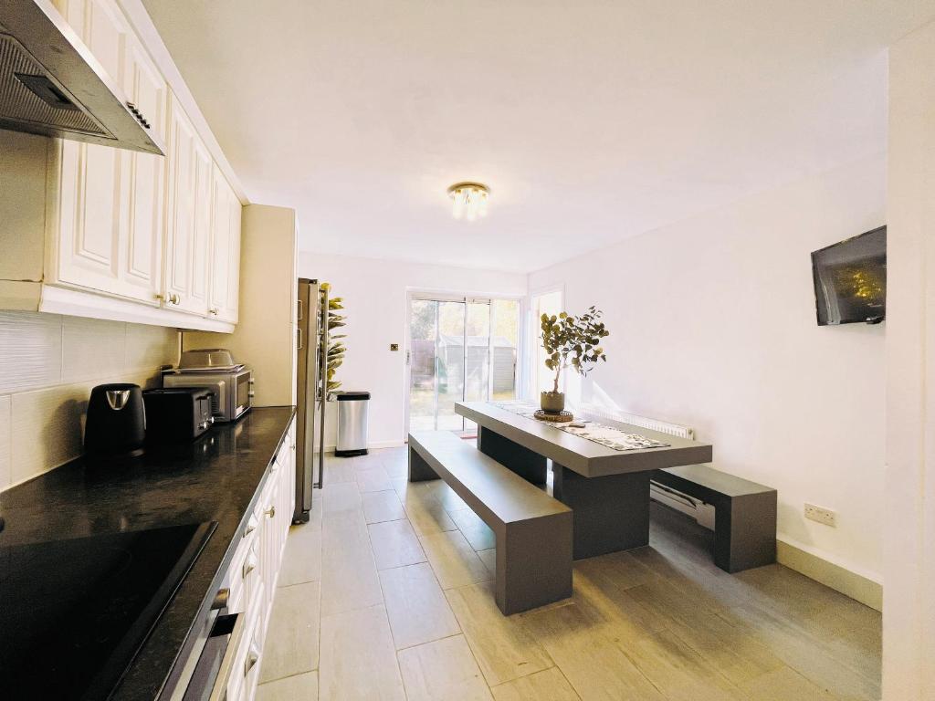 una cocina con encimera y fregadero. en Haven House in Northampton, en Great Billing