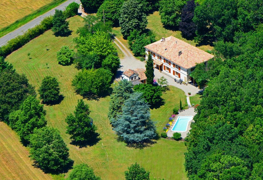an aerial view of a house with a swimming pool at La Forestière in Monclar-de-Quercy