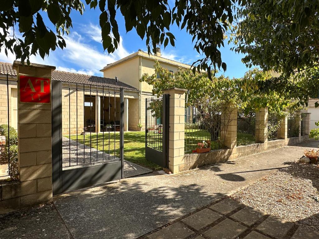 ein Haus mit einem Tor davor in der Unterkunft Casa El Herrero in Barásoain