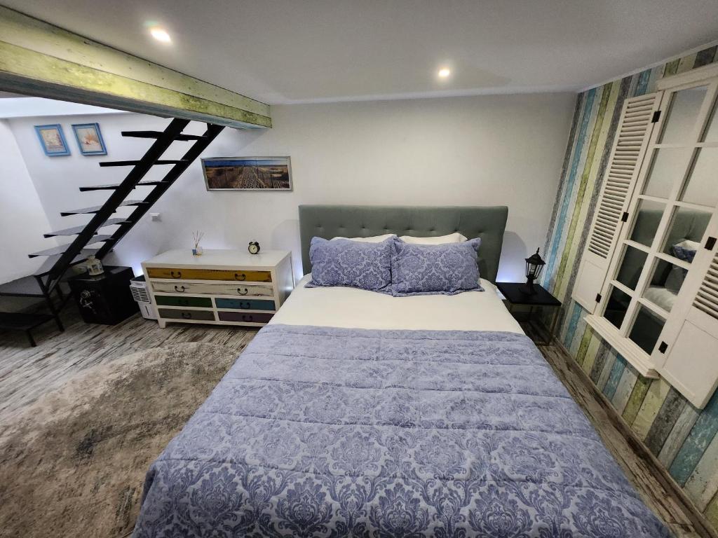 une chambre avec un grand lit et un escalier dans l'établissement Morii Lake Pool Villa, à Bucarest