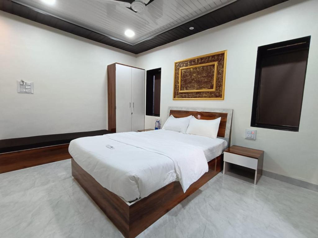 Postel nebo postele na pokoji v ubytování Vrindavan beach resort