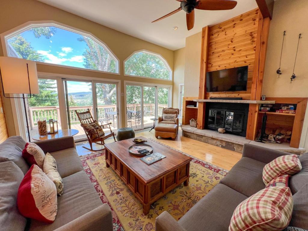 Μια τηλεόραση ή/και κέντρο ψυχαγωγίας στο 734E Eagle Dr