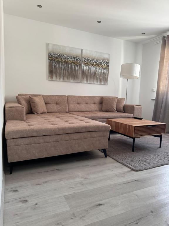 a living room with a couch and a coffee table at Idyllische Wohnung mit Küche & Bad in Bielefeld in Bielefeld