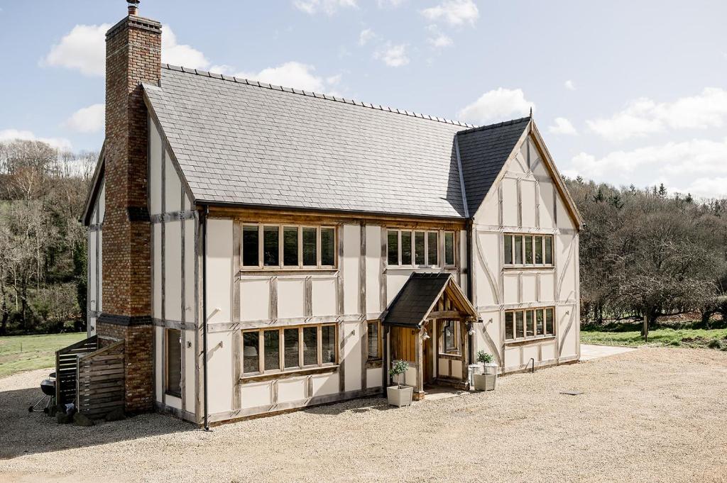una gran casa blanca con un edificio de ladrillo en Lambourne House By Birch Stays, en Chirk