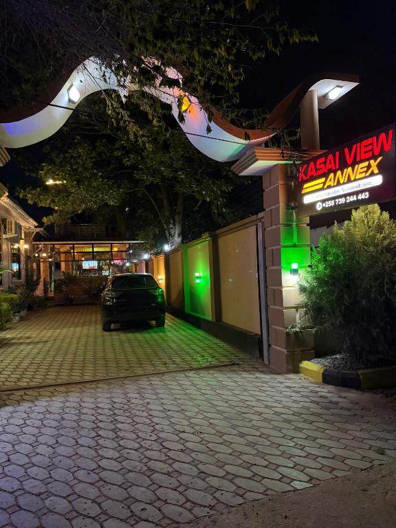 DodomaKasai的晚上停在建筑物前的汽车