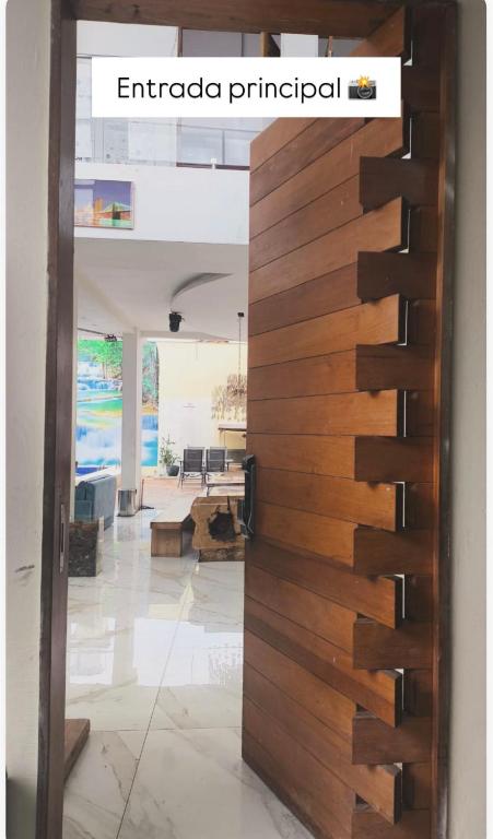 Una puerta de madera en una habitación con sala de estar. en Ecostay Belém Amazônia, en Belém