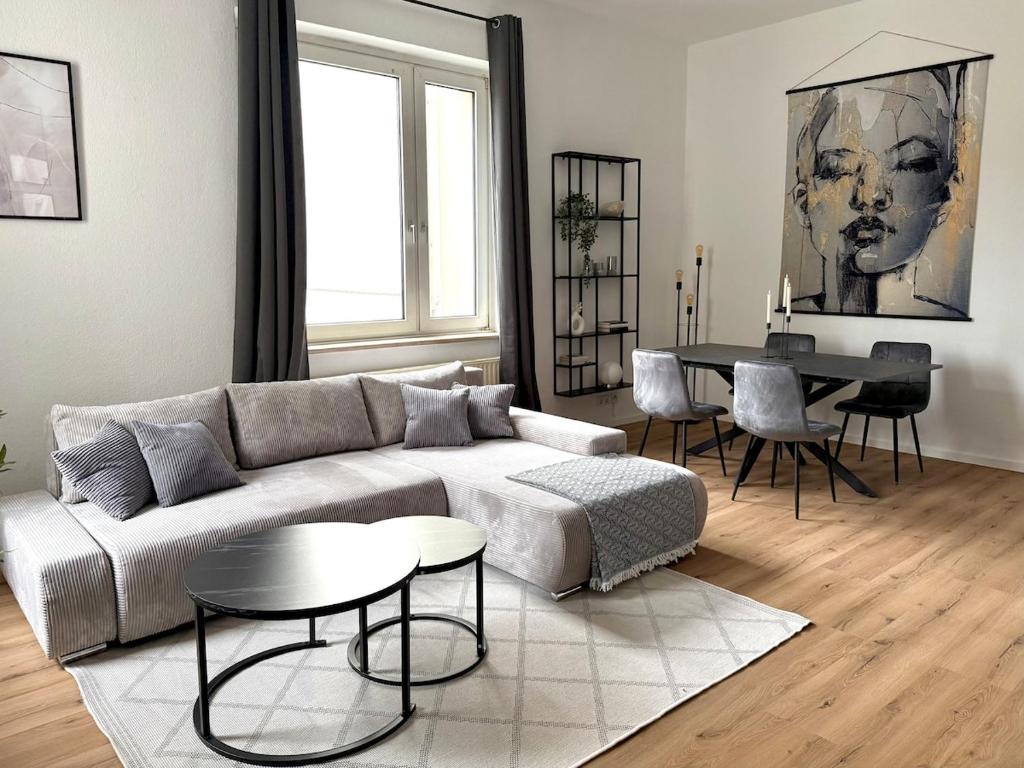 una sala de estar con un sofá y una mesa en Luxury Holiday Apartment in Osnabrück 10304, en Osnabrück