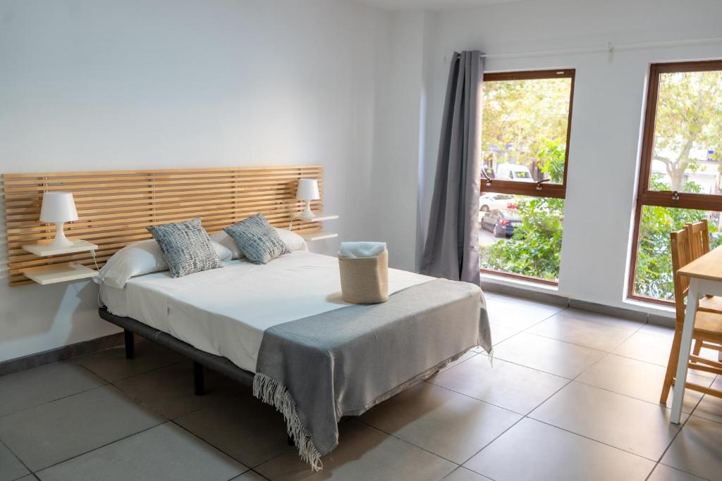 ein Schlafzimmer mit einem Bett und einem großen Fenster in der Unterkunft Old Town La Estacion II in Alicante