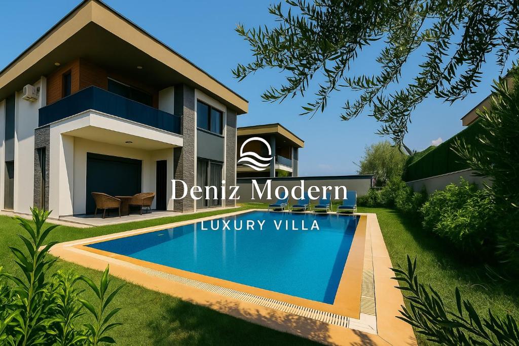 アンタルヤにあるModern Luxury Villaのヴィラの前にスイミングプールがあるヴィラ
