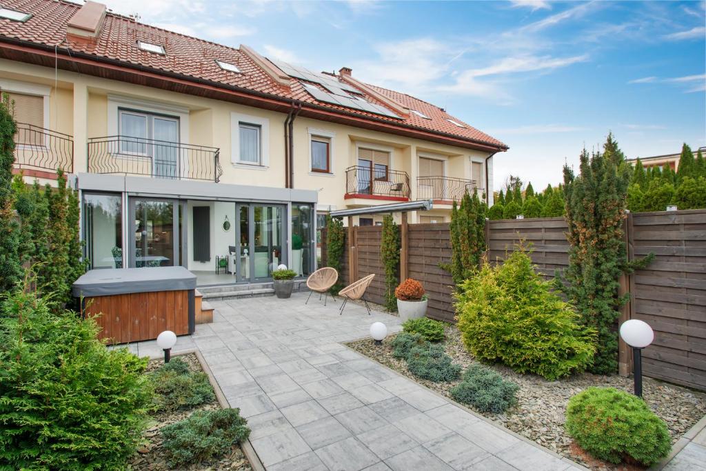 Κήπος έξω από το Family House z 3 Sypialniami - ALLDAYHOLIDAY