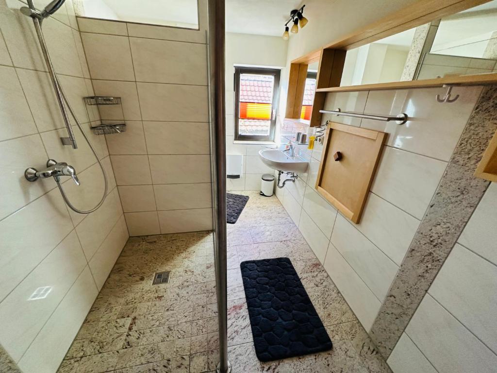 ein Badezimmer mit Dusche und Waschbecken in der Unterkunft Ferienwohnung Marie in Kurort Steinbach-Hallenberg