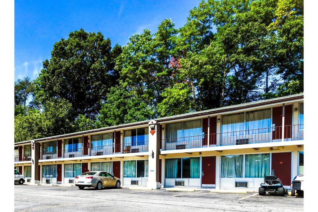 a building with cars parked in a parking lot at Edyn Hotel By Townhouse Wytheville US 52 in Wytheville