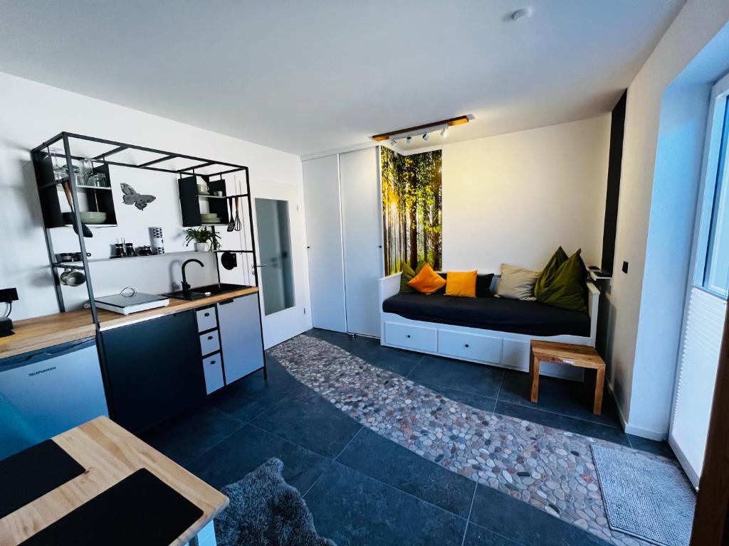 Una sala de estar con un sofá y una ventana. en Appartement Little Rose, en Marktoberdorf