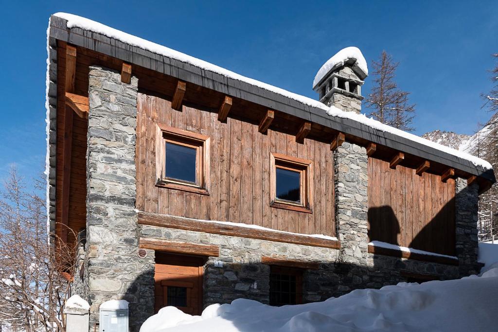 a building with snow on top of it at Case Gran Paradiso Dahu Rebel in Rhêmes-Notre-Dame