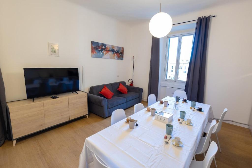 Μια τηλεόραση ή/και κέντρο ψυχαγωγίας στο Modern 2BR 2BA Metro Access 12min Duomo