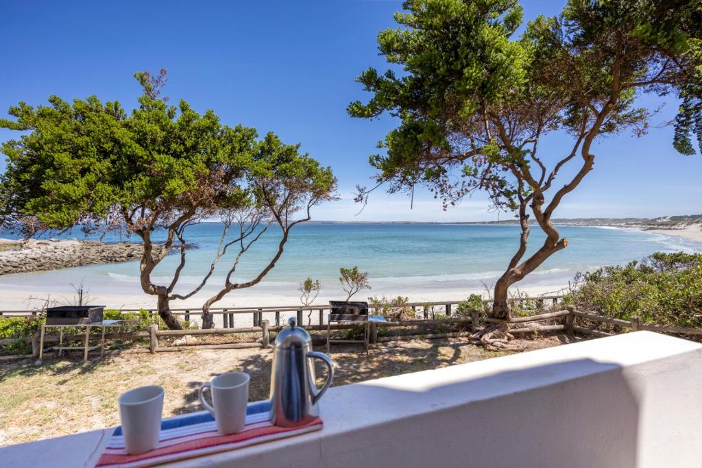 a table with a view of the beach at Seehuis Studios in Langebaan