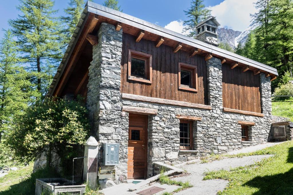 an old stone house in the mountains at Case Gran Paradiso Dahu Rebel in Rhêmes-Notre-Dame