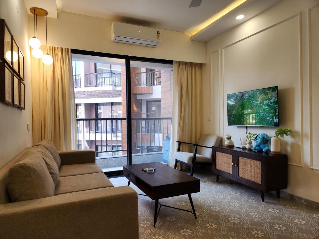 TV a/nebo společenská místnost v ubytování Tranquil 1BHK Heaven in Candolim - Modern Style, Pool, Walk from Beach