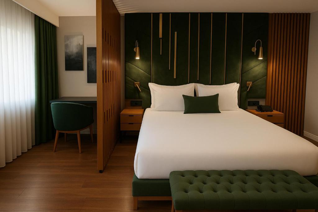 una habitación de hotel con una cama y una silla en Best Western Izmir Hotel, en Izmir