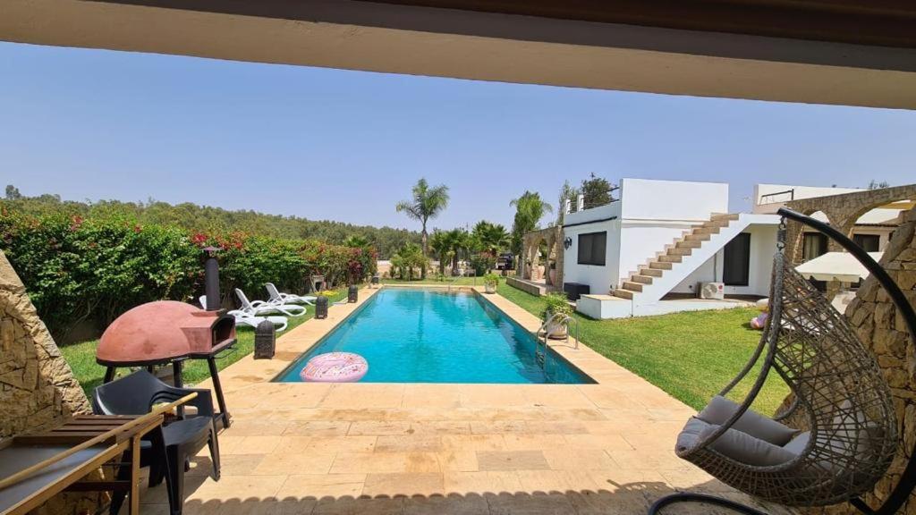 una piscina en el patio trasero de una casa en Domaine RJ, en Kenitra