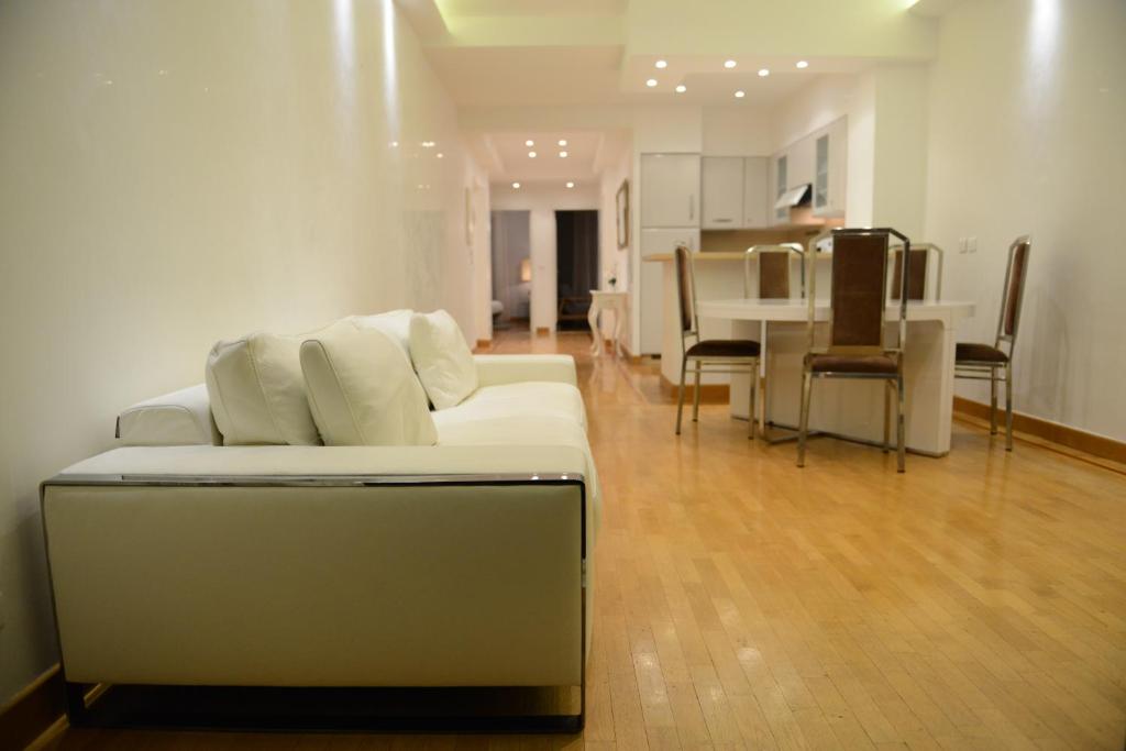 - un salon avec un canapé blanc et une table dans l'établissement 29 Promenade des Anglais, à Nice
