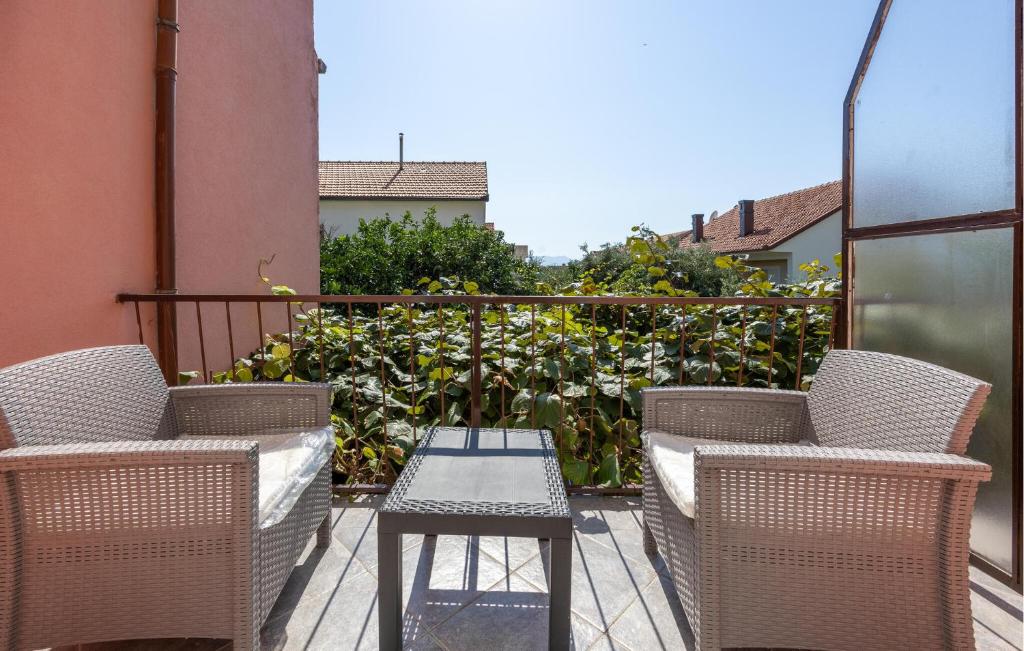 En have udenfor 2 Bedroom Cozy Apartment In Podaca