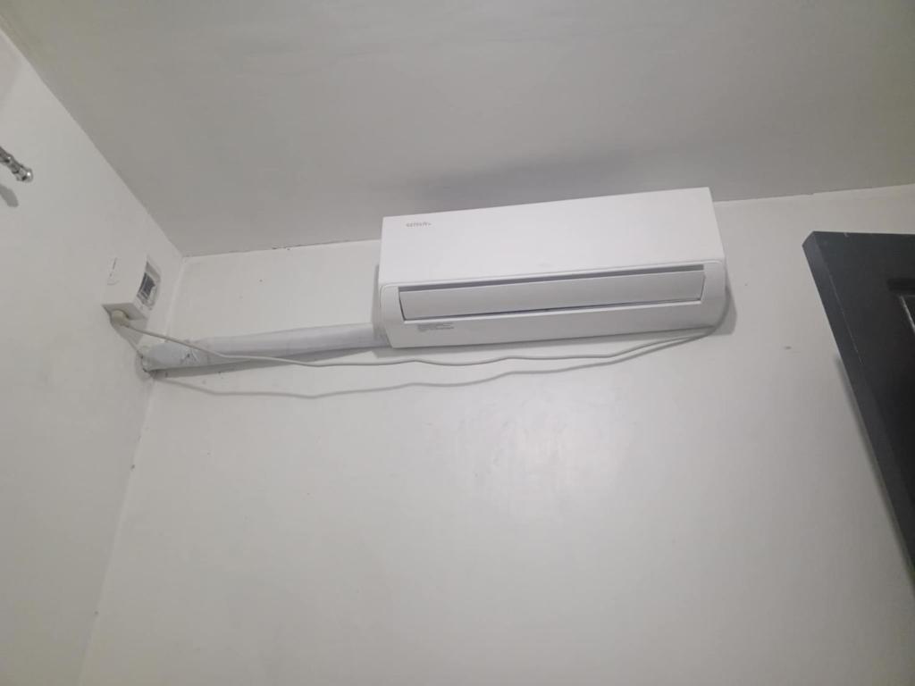 un système de jeux à nintendo assis sur une table dans l'établissement 1 Bedroom Townhouse with Airconditon ,Water heater and free wifi,fully furnished, à San Roque