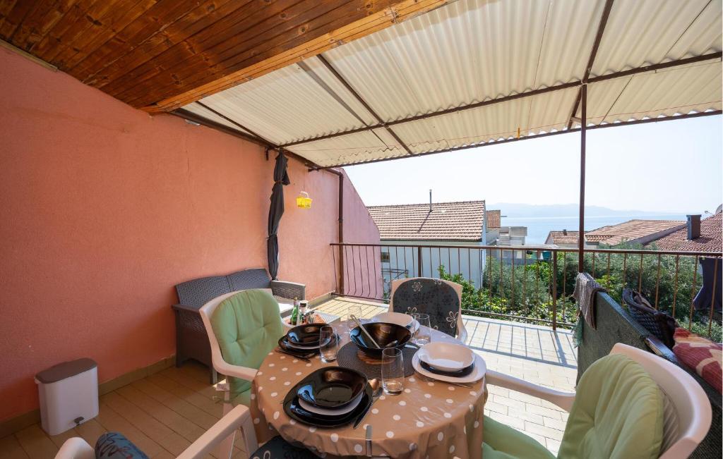 Χώρος καθιστικού στο Amazing Apartment In Podaca With House Sea View