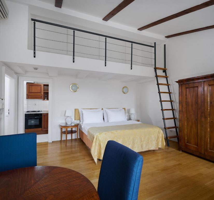 
Attic Suite Apartment
