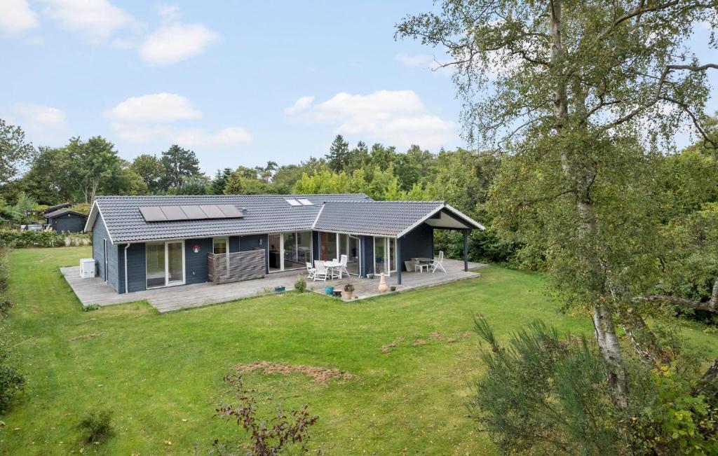 a house with a solarium and a yard at Nice Home In Dronningmølle With Sauna in Firhøj