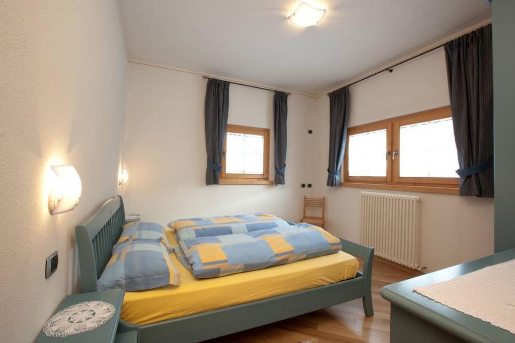 リヴィーニョにあるAppartamenti Lea Pontigliaのベッドルーム1室(ベッド1台、枕2つ付)