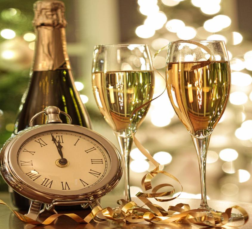 a bottle of champagne and two glasses of wine at Hotel Castell Blanc in Empuriabrava