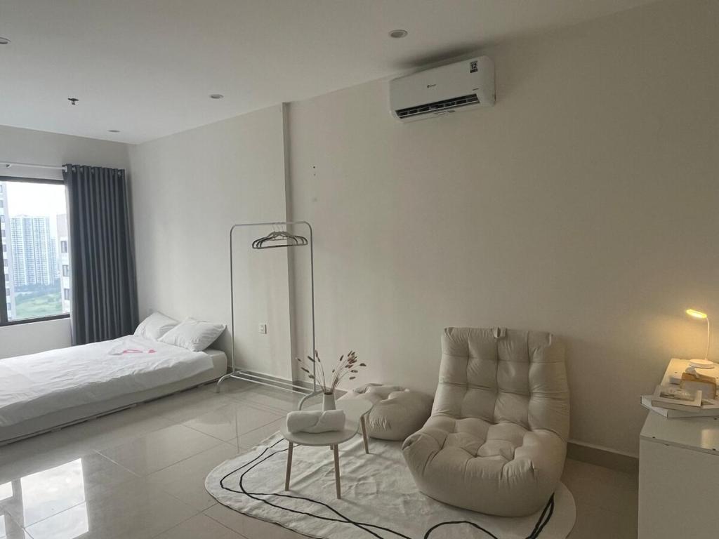 Ένα ή περισσότερα κρεβάτια σε δωμάτιο στο Bright & Modern Minimalist Studio