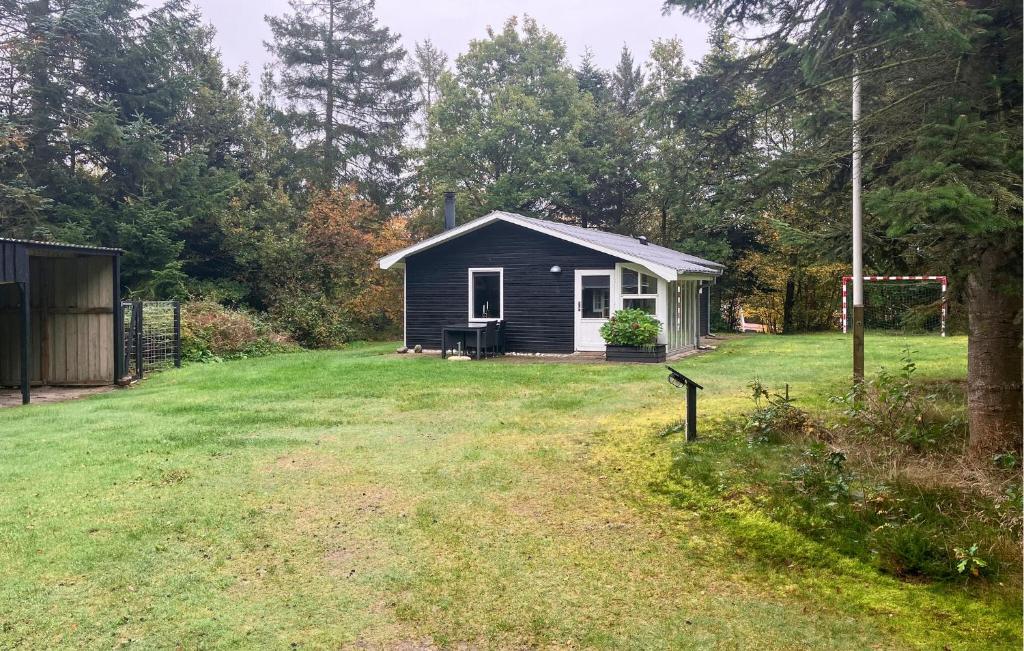 En have udenfor 3 Bedroom Awesome Home In Højslev