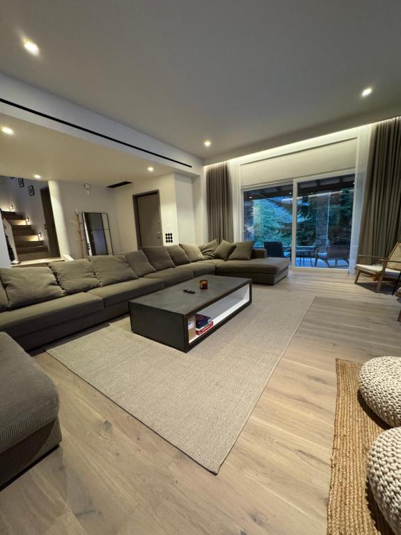 un ampio soggiorno con un divano e un tavolo di eleni's villa a Kandhíla