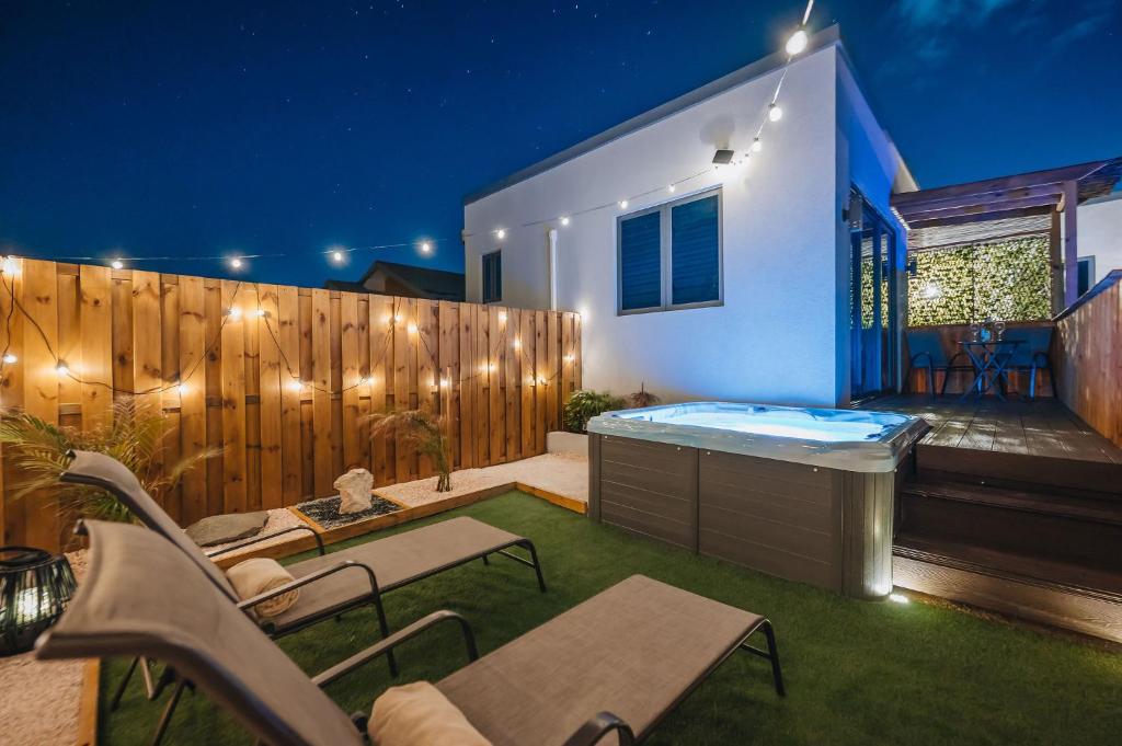 a backyard with a jacuzzi tub in the yard at Private Suite HotTub in Santa Cruz