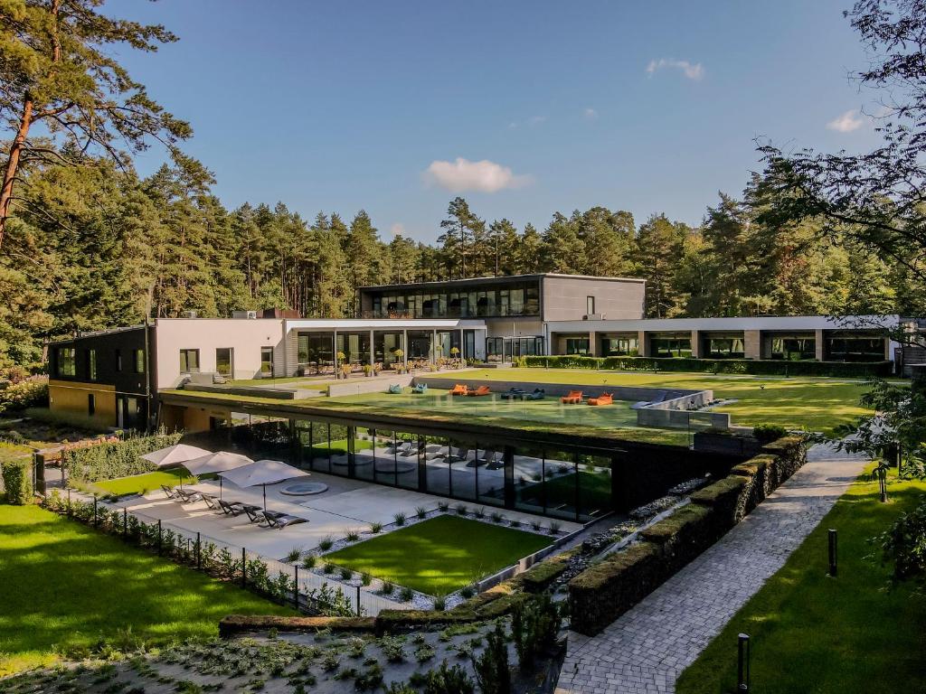 Un jardín fuera de SZUMY PARK Hotel & Restaurant