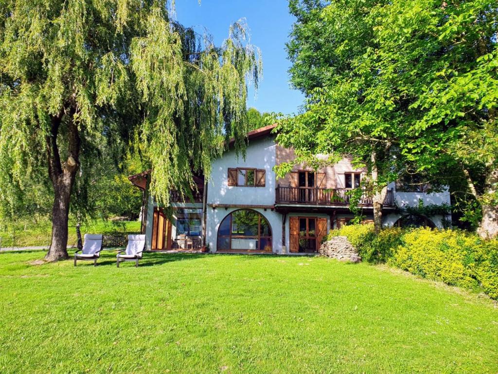 a house with two chairs in a yard at Villa Elorrio in Elorrio