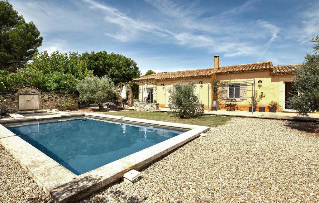 une maison avec une piscine devant une maison dans l'établissement Maison Avec Piscine Privée, à Lacoste