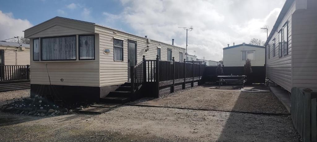 Budova, kde se kemp nachází