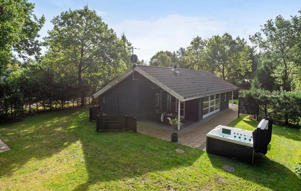 Κήπος έξω από το Beautiful Home In Ansager With Sauna