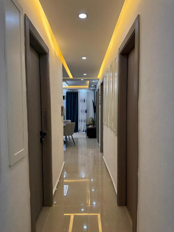 a hallway with two doors and a hallway with a room at Lujoso apartamentos en boca chica in Cuevas