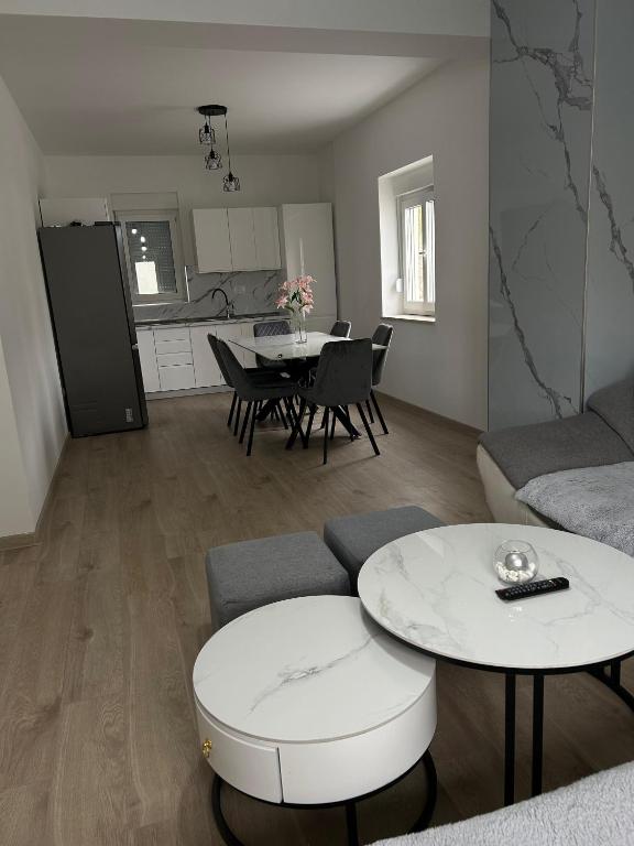 a living room with a couch and a table at Apartman Crnogorac in Posušje