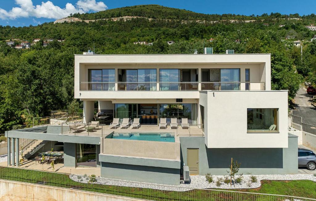 une vue aérienne d'une maison avec piscine dans l'établissement Stunning Home In Poljane With Sauna, à Poljane