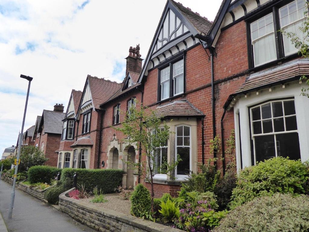 een rij rode bakstenen huizen aan een straat bij Scarborough Esplanade in Scarborough