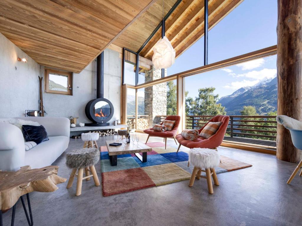 Chalet d'architecte calme à La Rosière avec garage - FR-1-690-36 في Montvalezan: غرفة معيشة مطلة على جبل