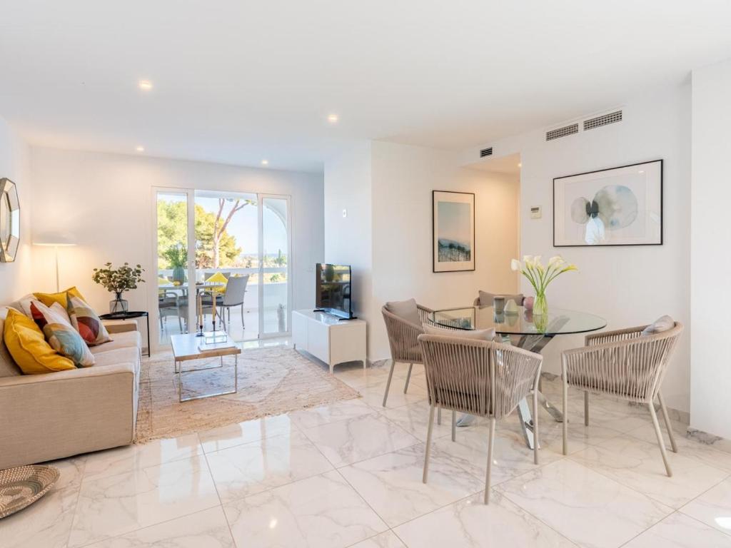 Azahara 1 8B Beautiful apartment frontline golf in popular Aloha