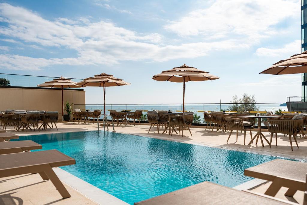 Hồ bơi trong/gần Invictus Hotel