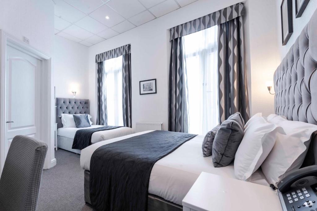 
Classic Family Room (3 Adults)
