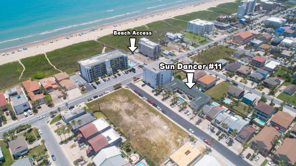 une vue aérienne d'une plage avec des bâtiments et l'océan dans l'établissement Modern Beach Home with Pool Steps Away, à South Padre Island